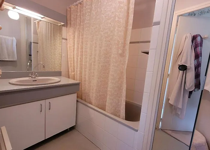 Centre, Proche Mer, 2 Chambres, Parking, 1er étage - Fr-1-673-18 *